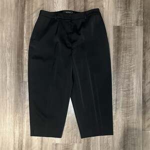 Womyn Classic Black Capri Slacks Trousers - 8